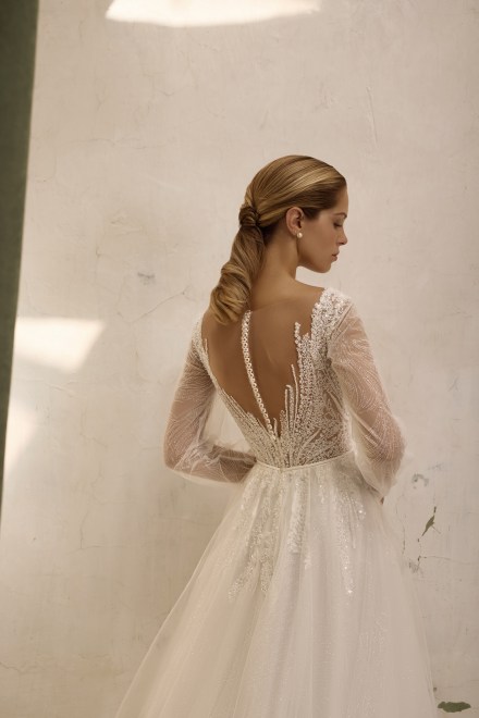 https://www.sposa-lia.com/images/stories/virtuemart/product/per-in white-033-arianna-04.jpg